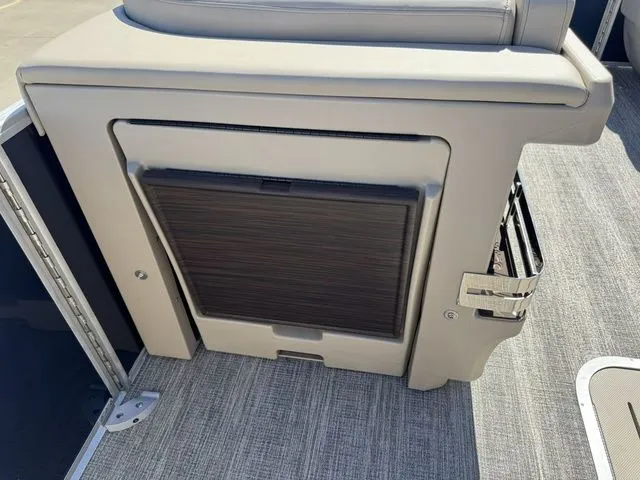 Slide: The Image of Bennington 24MS SPS Tri-toon Pontoon 2026 - 23