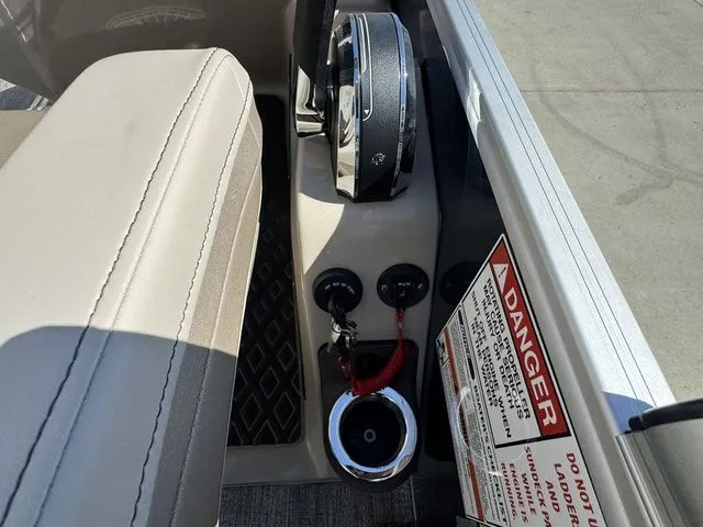 Slide: The Image of Bennington 24MS SPS Tri-toon Pontoon 2026 - 36