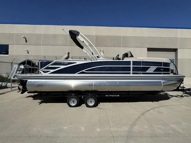 Slide: The Image of Bennington 24MS SPS Tri-toon Pontoon 2026 - 37
