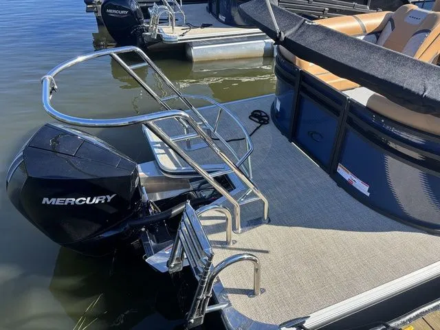 Slide: The Image of Crest Classic 240 SLC Tritoon 2025 - 5