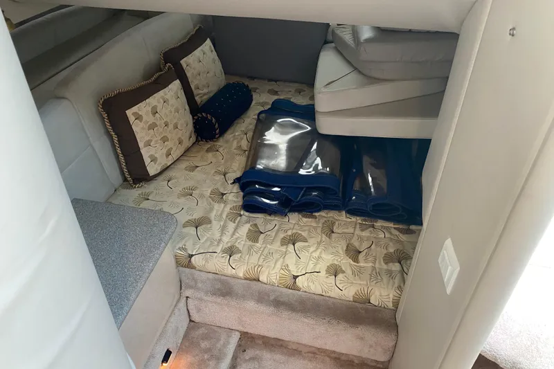 Slide: The Image of 1999 Formula 400 Super Sport cabin interior with patterned bedding and cushions. - 21