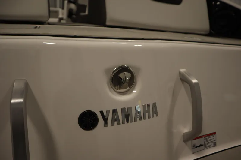Slide: The Image of 2025 Yamaha Boats 252XE rear view with logo and handles. - 41