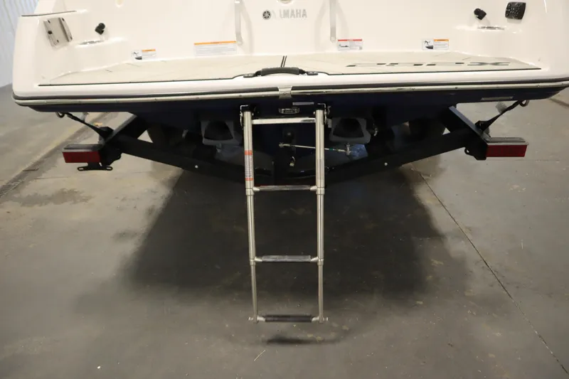 Slide: The Image of Rear view of 2025 Yamaha Boats 252XE with extended swim ladder. - 43