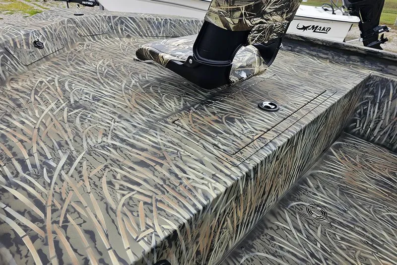 Slide: The Image of 2026 Tracker Grizzly 1754 SC boat with camouflage pattern and seating. - 12