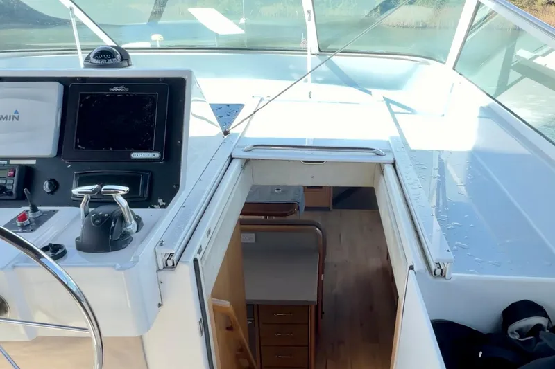 Slide: The Image of Control panel of a 2000 Pacific Mariner 65 Motoryacht with Garmin navigation system. - 40