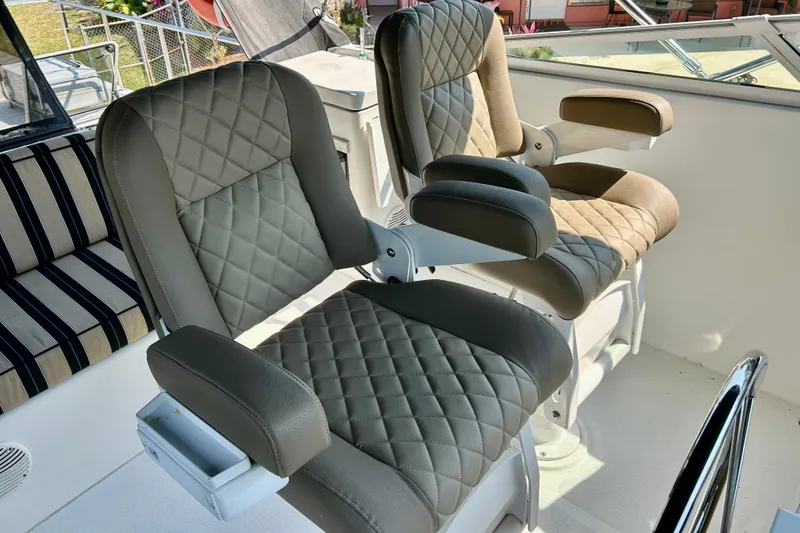 Slide: The Image of Luxurious seating on 2000 Pacific Mariner 65 Motoryacht with quilted upholstery and armrests. - 58