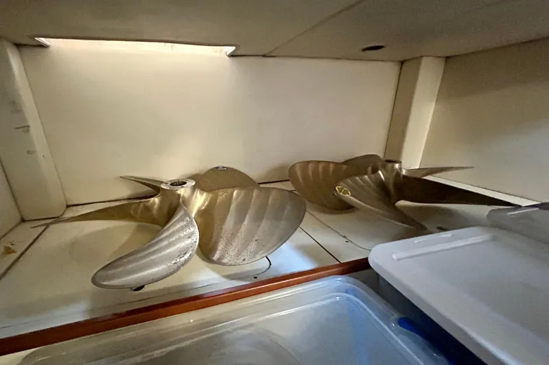 Slide: The Image of Propellers of a 2000 Pacific Mariner 65 Motoryacht in storage compartment. - 71