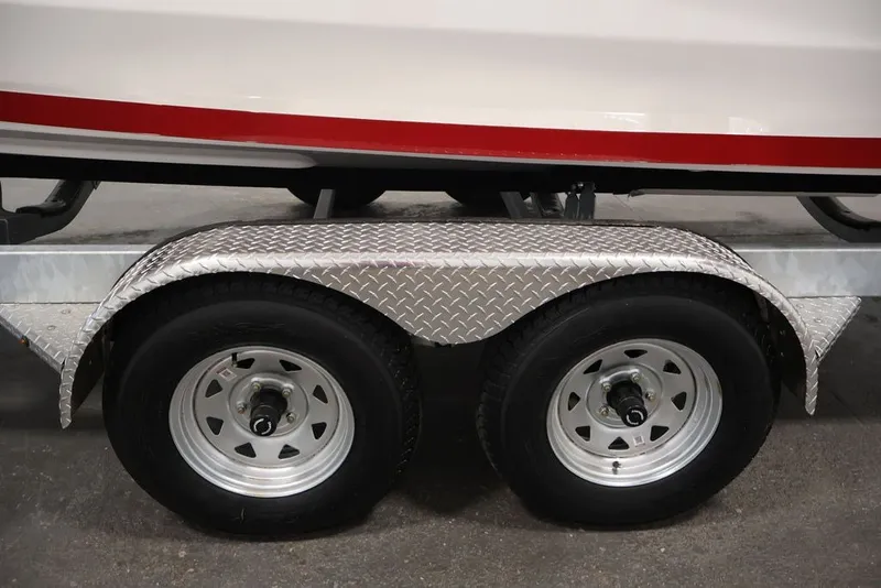Slide: The Image of Trailer wheels of a 2026 Yamaha Boats 222XE, featuring diamond plate fenders. - 43