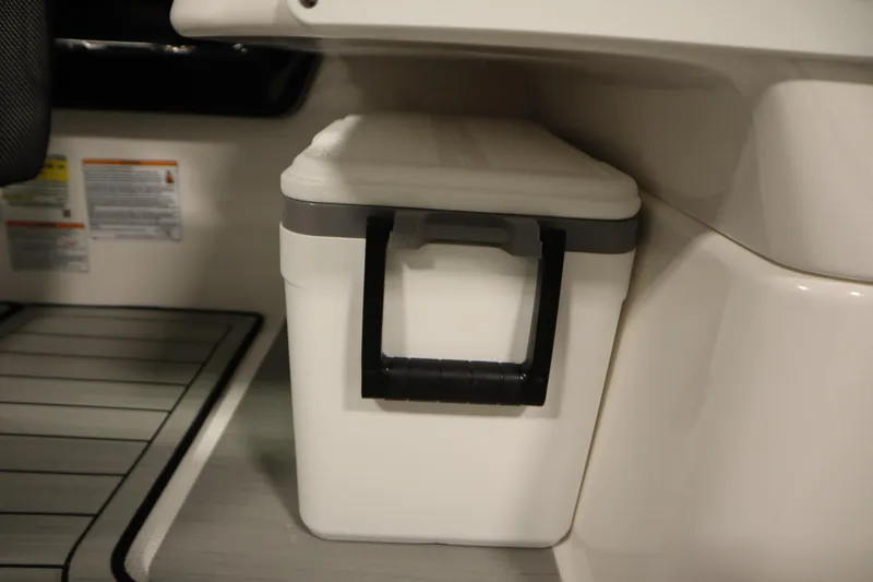 Slide: The Image of White cooler with black handle on 2025 Yamaha Boats 252S interior. - 38
