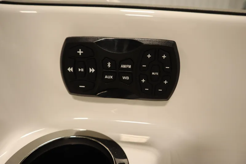 Slide: The Image of Control panel on 2025 Yamaha Boats 252S, featuring audio and Bluetooth functions. - 42