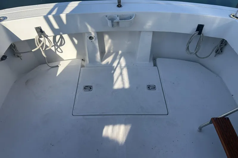 Slide: The Image of 1998 Mainship Pilot 30 boat deck with storage hatch and mooring ropes. - 5