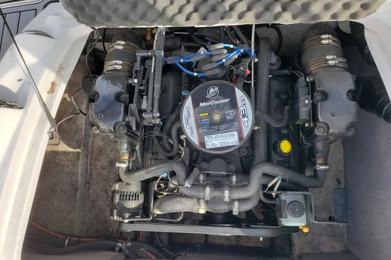 Slide: The Image of Engine compartment of a 2015 Starcraft Limited 2000 IO with MerCruiser 4.3L motor. - 16