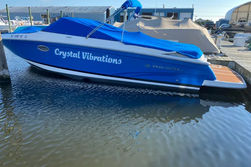 Slide: The Image of 2010 Regal 2700 ES Bowrider with spacious seating and sleek design. - 21