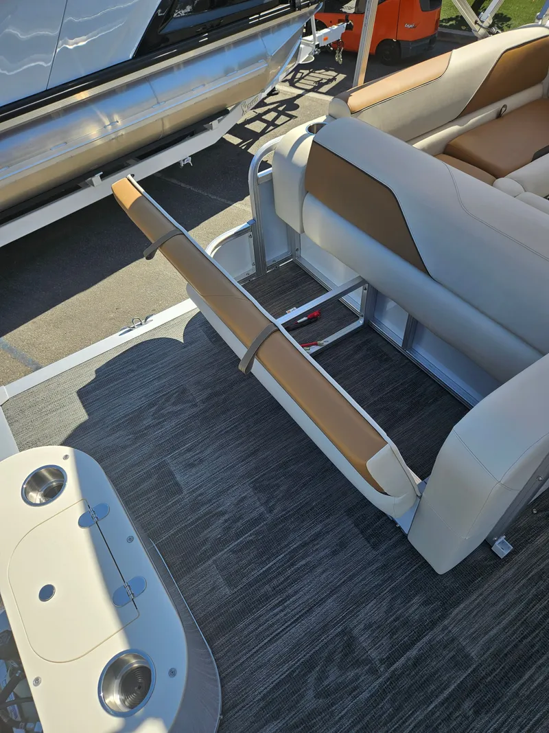 Slide: The Image of Avalon Venture Cruise Rear Bench 2026 - 6