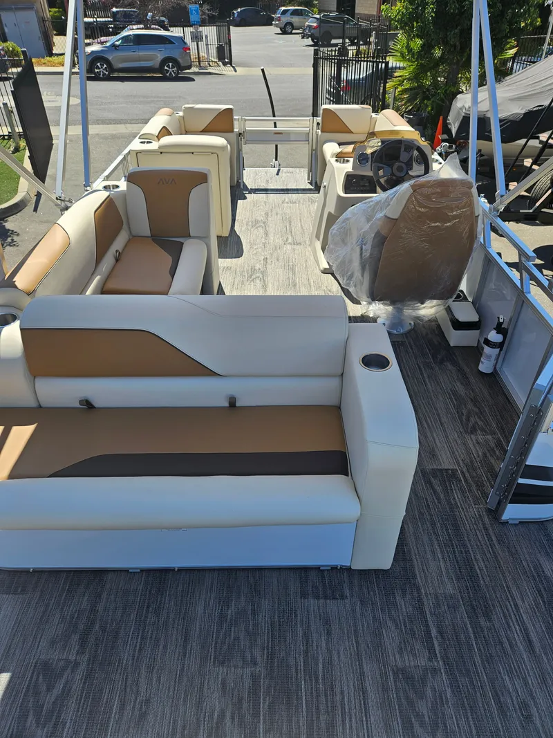 Slide: The Image of Avalon Venture Cruise Rear Bench 2026 - 7