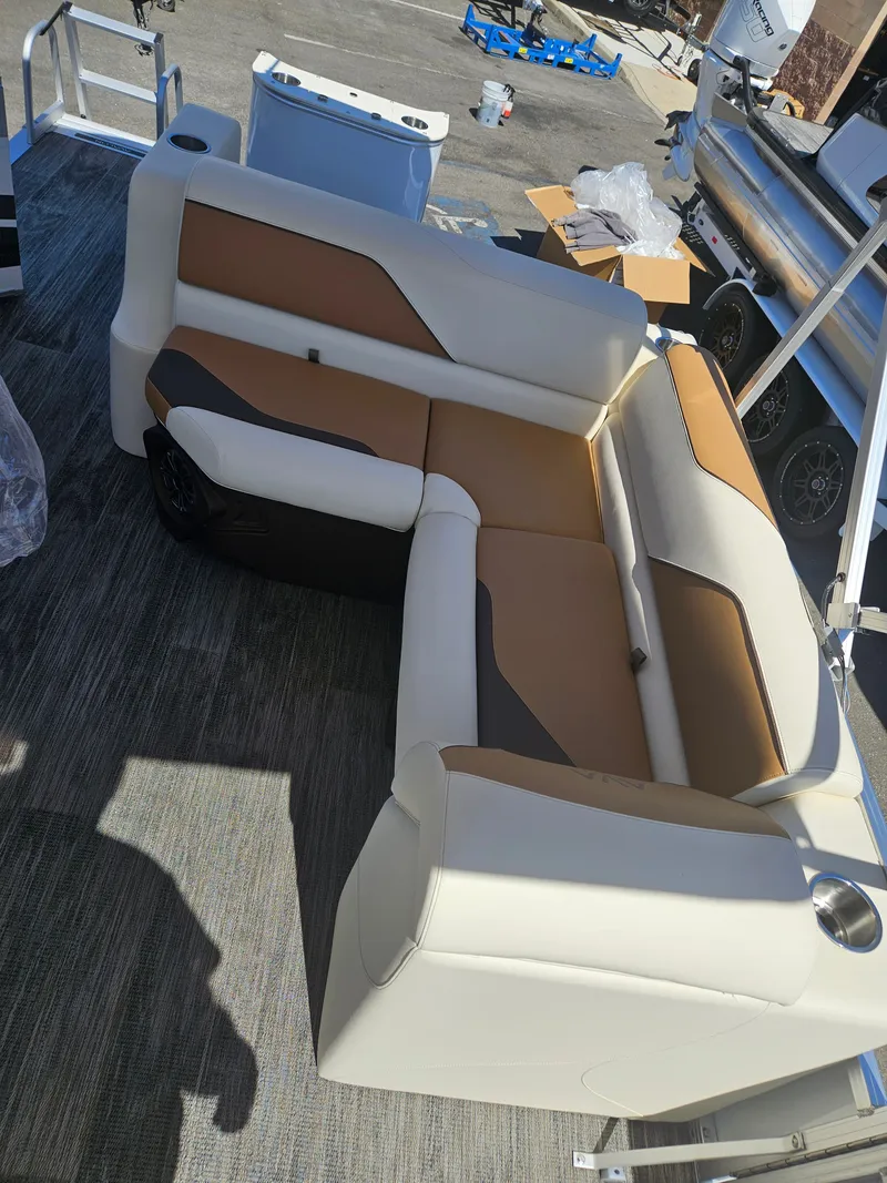 Slide: The Image of Avalon Venture Cruise Rear Bench 2026 - 8