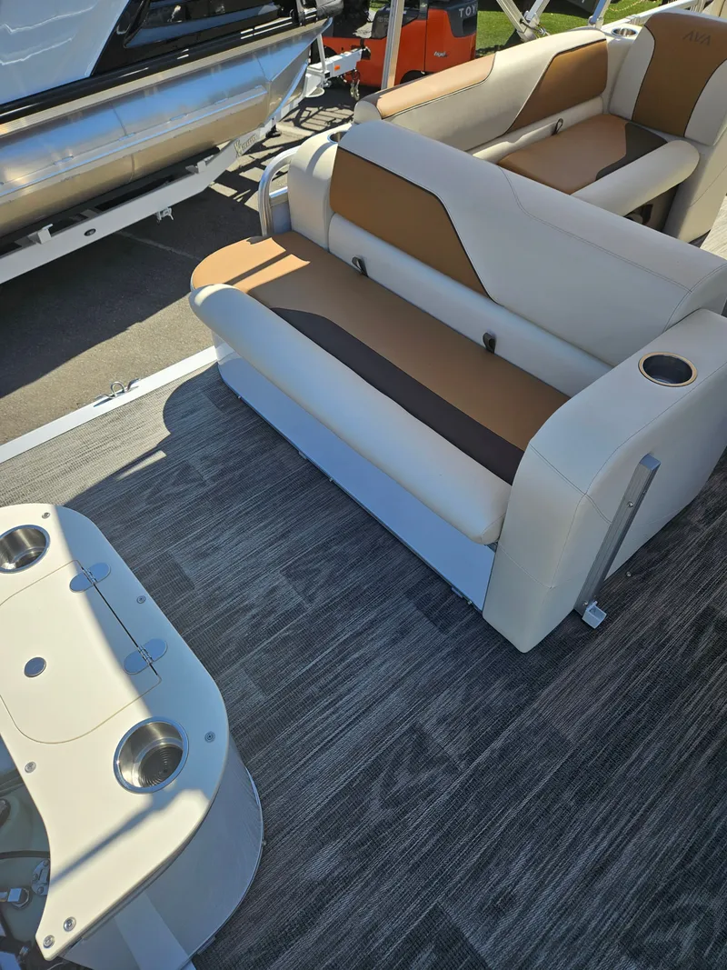 Slide: The Image of Avalon Venture Cruise Rear Bench 2026 - 9