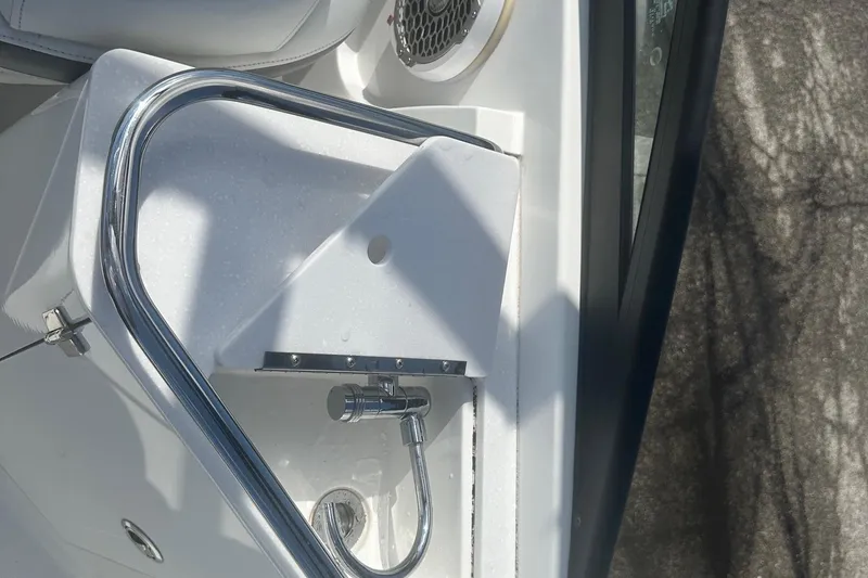 Slide: The Image of Stainless steel railing and sink on 2020 Monterey M4 boat deck. - 19