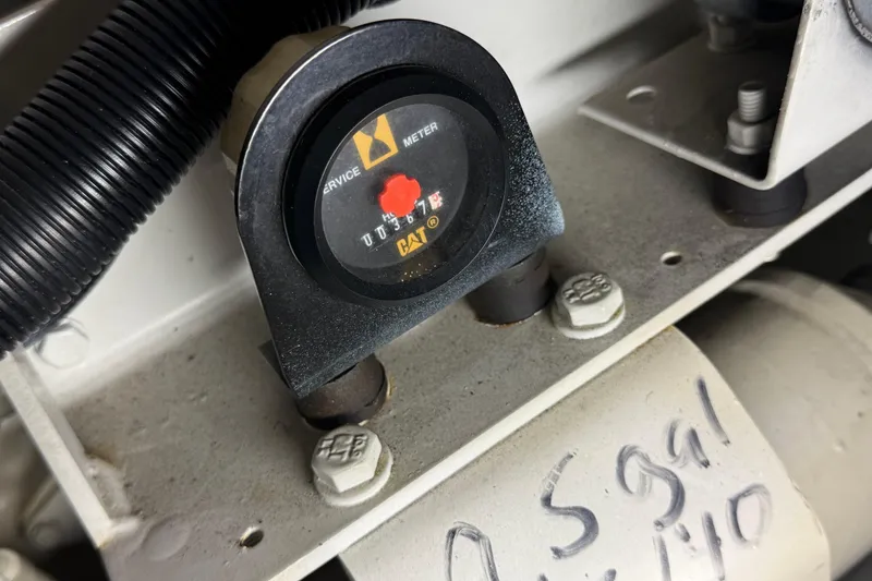 Slide: The Image of Engine service meter on 2008 Azimut 55 EVOLUTION yacht, displaying hours. - 55