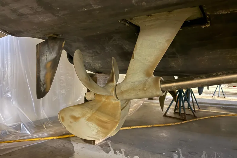 Slide: The Image of Propeller of 2008 Azimut 55 EVOLUTION yacht in maintenance setting. - 59