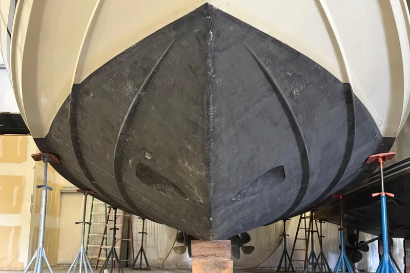 Slide: The Image of 2008 Azimut 55 EVOLUTION yacht hull in dry dock, supported by stands. - 60