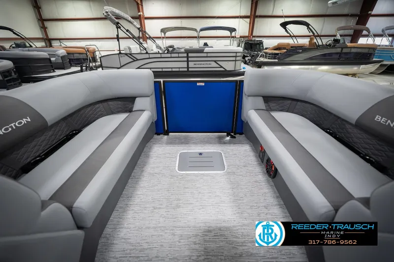 Slide: The Image of Interior of 2026 Bennington 25 SSR pontoon boat with gray seating in showroom. - 18