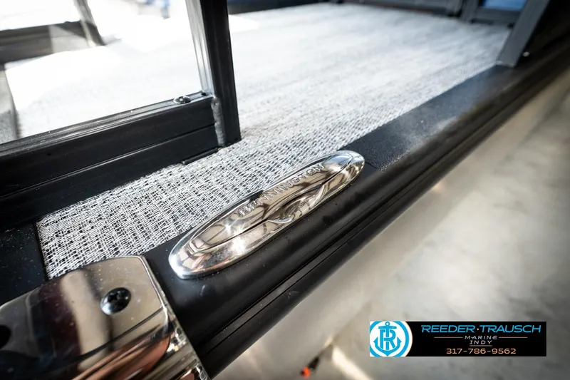 Slide: The Image of Capacity label for Bennington 188 SLJ 2026, maximum 6 persons or 906 lbs. - 55