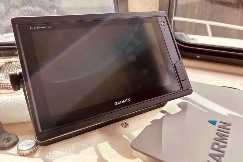 Slide: The Image of Garmin GPSMAP X5 on 2001 Parker 2520 Deep Vee Sport Cabin boat dashboard. - 15