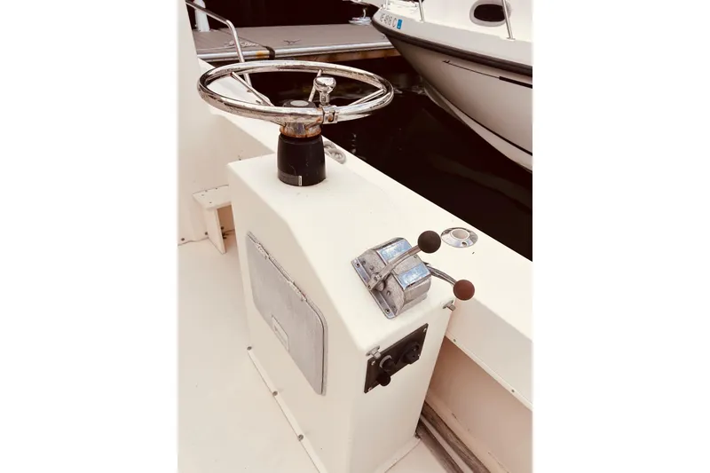 Slide: The Image of Steering console of a 2001 Parker 2520 Deep Vee Sport Cabin boat. - 18