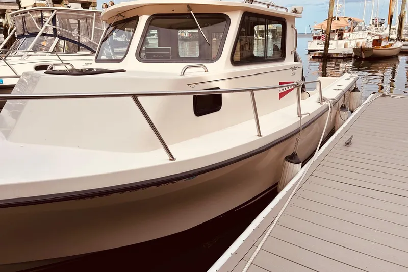 Slide: The Image of 2001 Parker 2520 Deep Vee Sport Cabin boat docked at marina. - 7