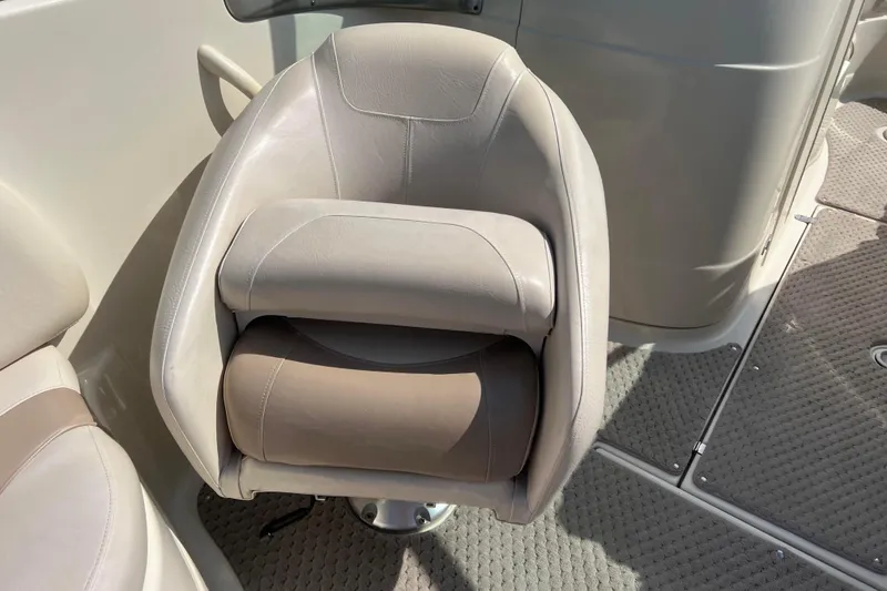 Slide: The Image of Captain's chair on 2007 Azure AZ240 boat, beige upholstery, swivel base. - 32