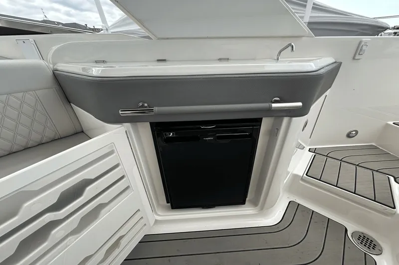 Slide: The Image of Sea Ray SLX 310 2025 - 17