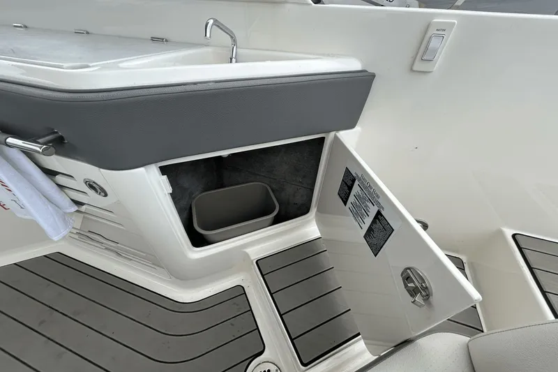 Slide: The Image of Sea Ray SLX 310 2025 - 18