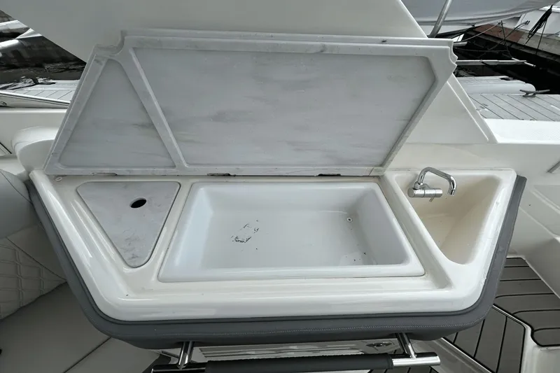 Slide: The Image of Sea Ray SLX 310 2025 - 19