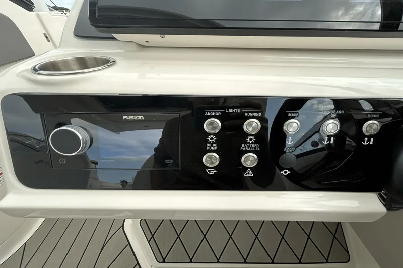 Slide: The Image of Sea Ray SLX 310 2025 - 27