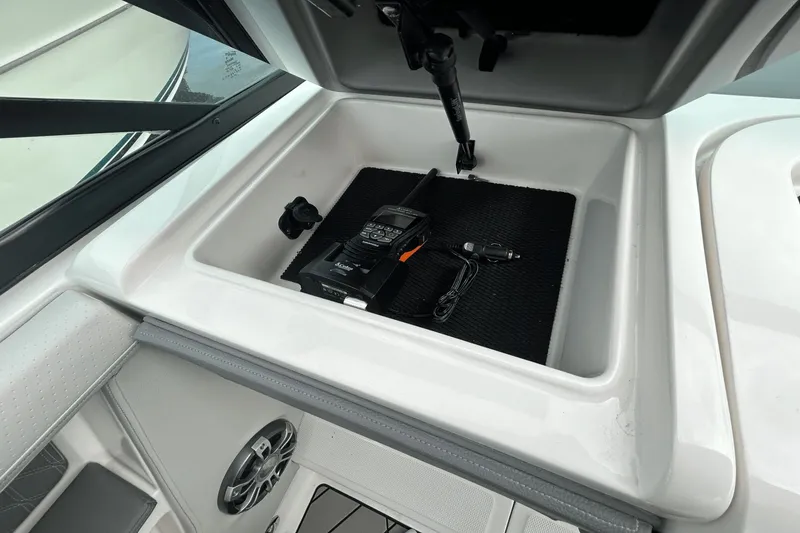 Slide: The Image of Sea Ray SLX 310 2025 - 35