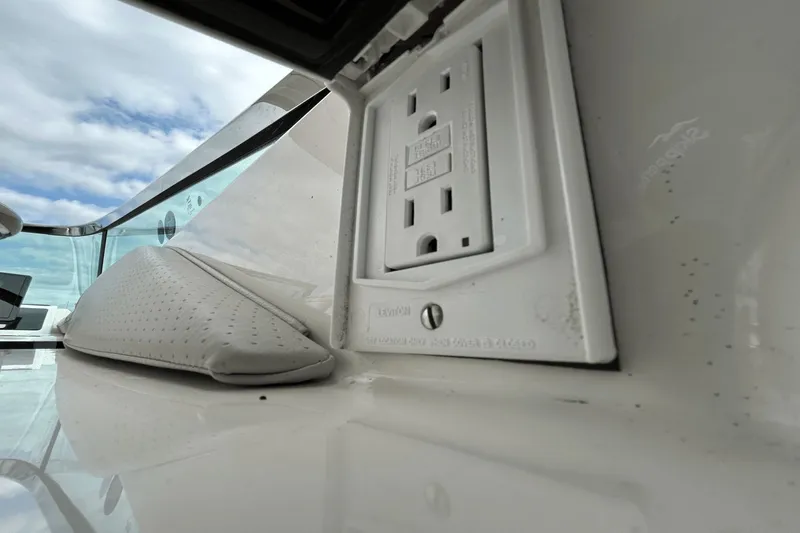 Slide: The Image of Sea Ray SLX 310 2025 - 52