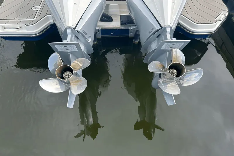 Slide: The Image of Sea Ray SLX 310 2025 - 60