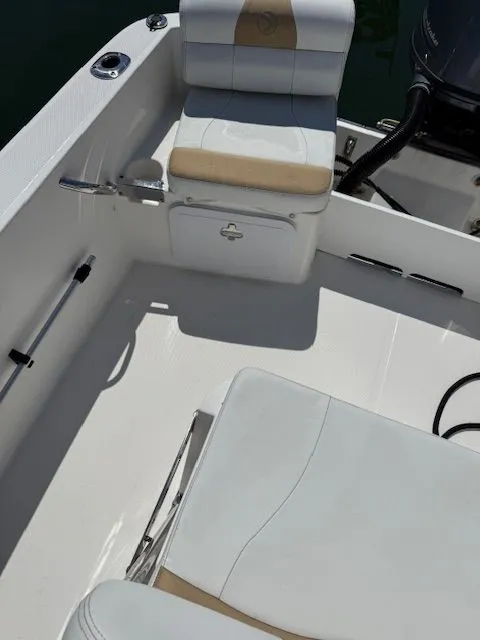 Slide: The Image of Edgewater 170CC 2017 - 9