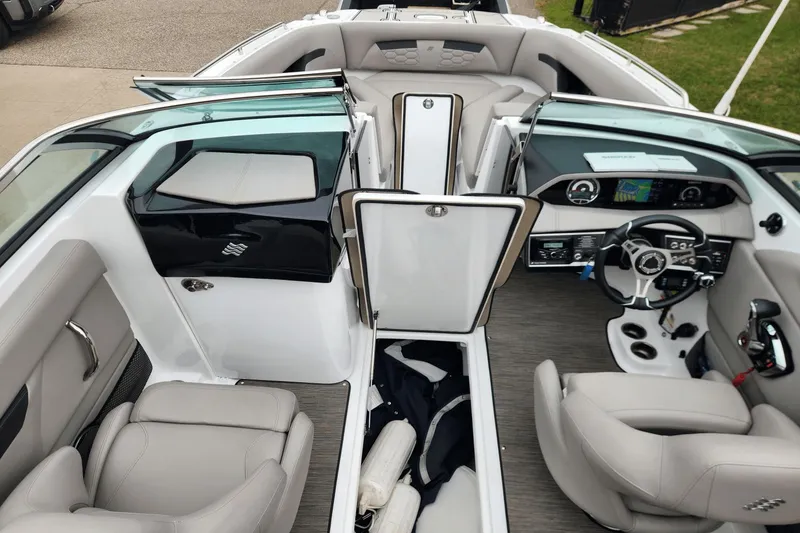 Slide: The Image of Four Winns HD5 2023 - 12