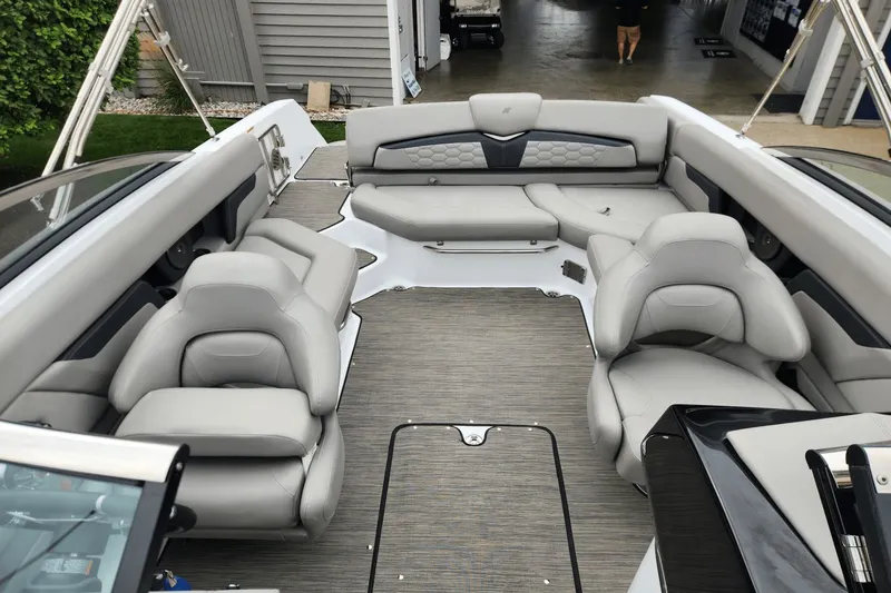 Slide: The Image of Four Winns HD5 2023 - 13