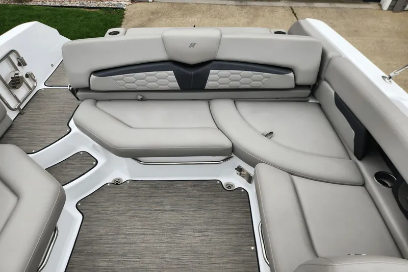 Slide: The Image of Four Winns HD5 2023 - 14