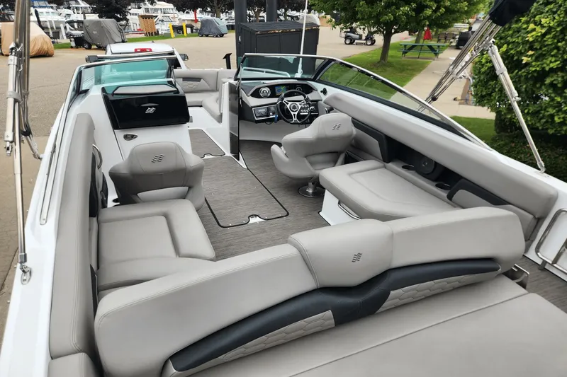 Slide: The Image of Four Winns HD5 2023 - 16