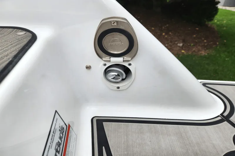 Slide: The Image of Four Winns HD5 2023 - 19