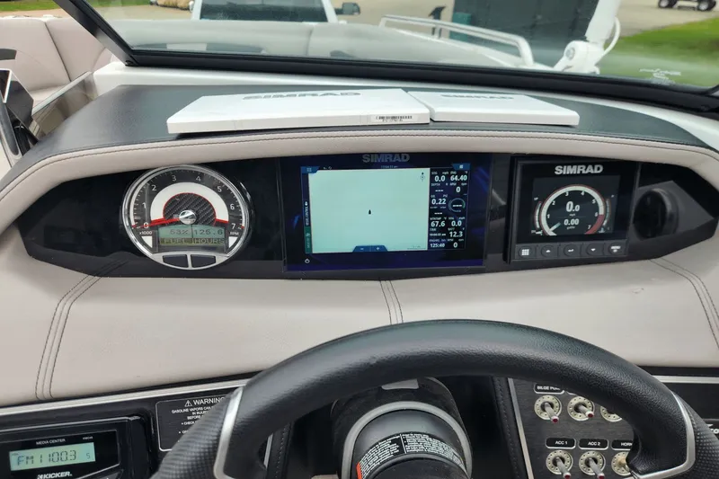 Slide: The Image of Four Winns HD5 2023 - 4