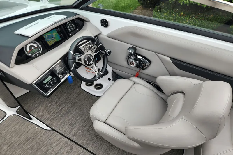 Slide: The Image of Four Winns HD5 2023 - 5