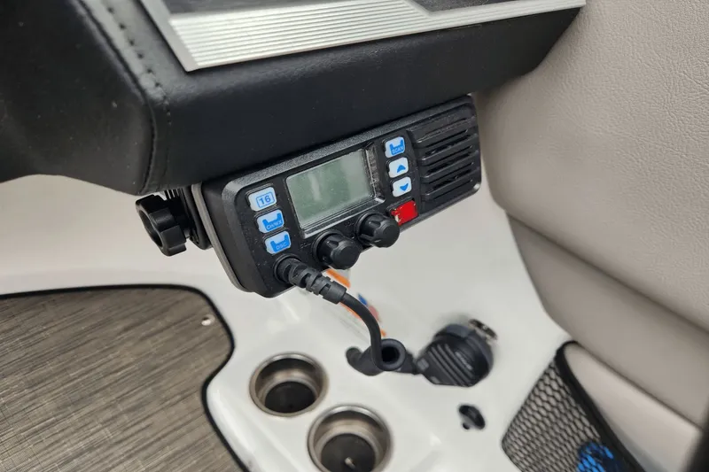 Slide: The Image of Four Winns HD5 2023 - 6