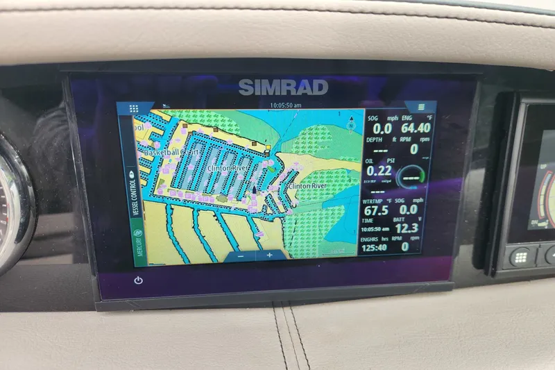 Slide: The Image of Four Winns HD5 2023 - 8