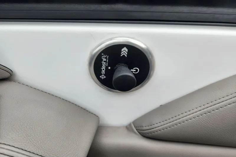 Slide: The Image of Four Winns HD5 2023 - 9