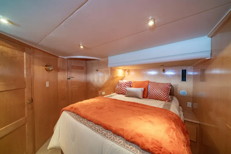 Slide: The Image of Luxurious bedroom interior of 2000 Navigator 5300 Classic yacht with cozy bedding. - 33